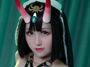 这比基尼作品，得说Kuuko W有个魔力，明明是海滩，心里却不停地冒泡。